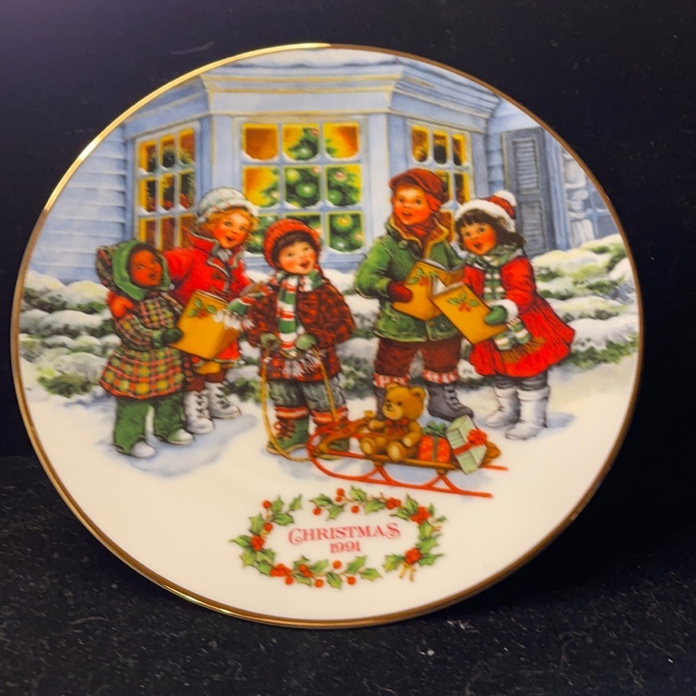 Avon Vintage (1991) Christmas Porcelain Trimmed in 22k Gold Collectible Plate